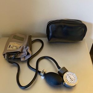Brand new sphygmomanometer w/case-smoke free home